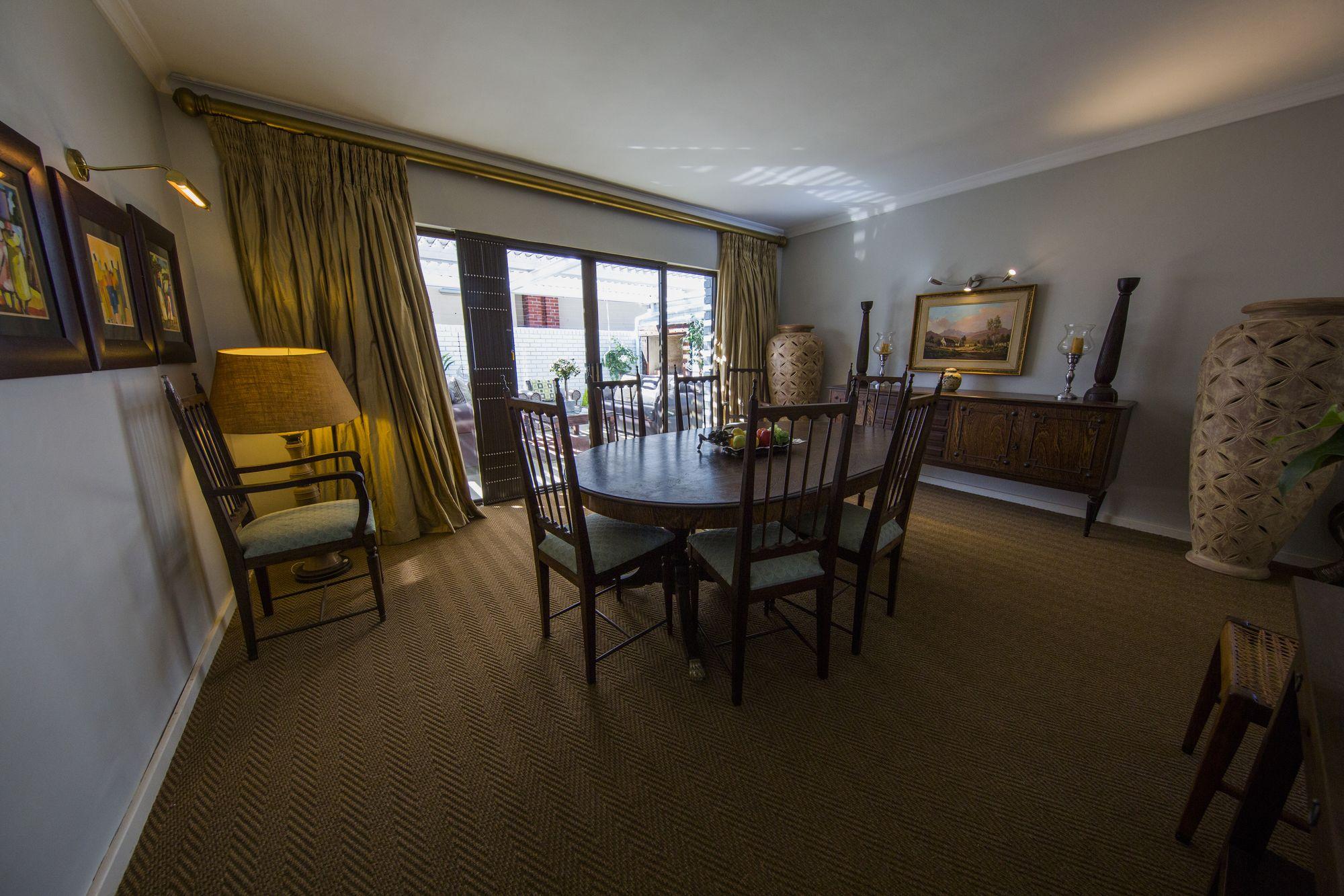 The Whale'S Tale Guesthouse Херманус Экстерьер фото